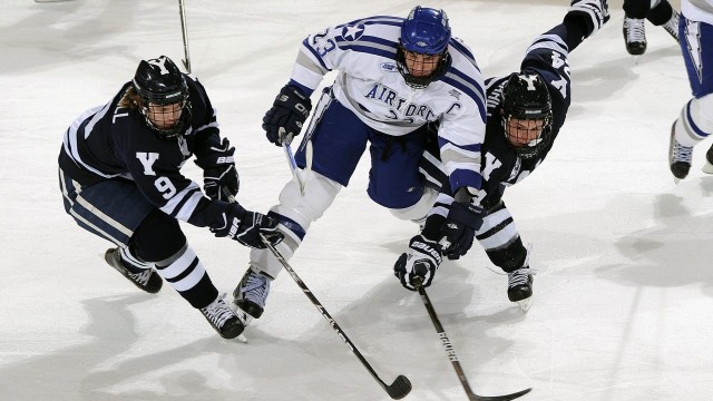 球队在全球篮球赛上战胜强大对手赢得冠军，在篮球比赛中获胜